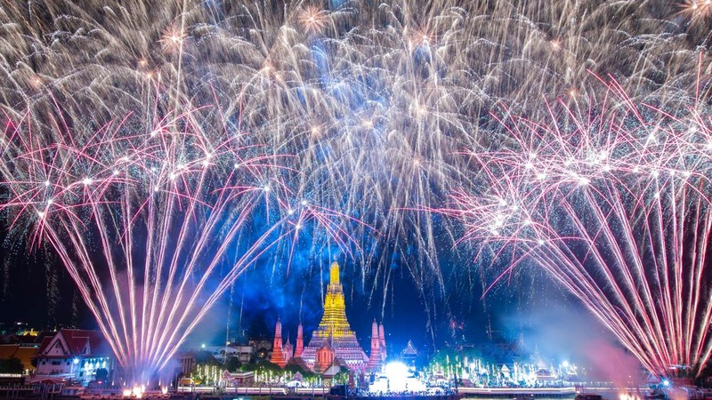 Kembang api meledak di atas Sungai Chao Phraya saat perayaan Tahun Baru, di Bangkok, Thailand, 1 Januari 2023. (REUTERS/CHALINEE THIRASUPA)