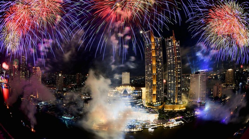 Kembang api meledak di atas Sungai Chao Phraya saat perayaan Tahun Baru, di Bangkok, Thailand, 1 Januari 2023. (REUTERS/CHALINEE THIRASUPA)