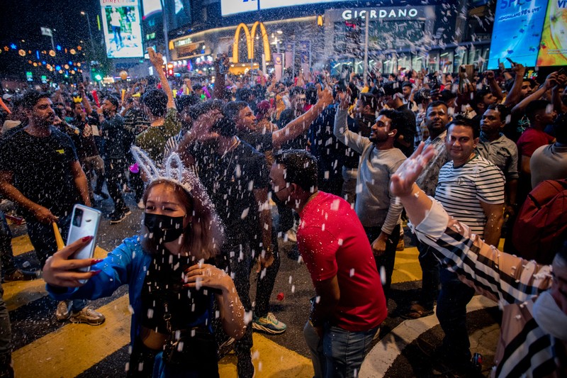 Kembang api meledak di atas Sungai Chao Phraya saat perayaan Tahun Baru, di Bangkok, Thailand, 1 Januari 2023. (REUTERS/CHALINEE THIRASUPA)