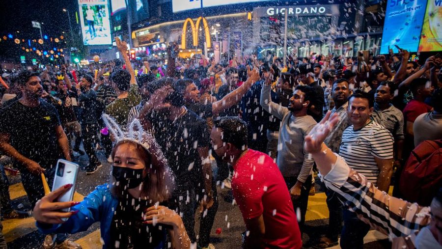 Kembang api meledak di atas Sungai Chao Phraya saat perayaan Tahun Baru, di Bangkok, Thailand, 1 Januari 2023. (REUTERS/CHALINEE THIRASUPA)