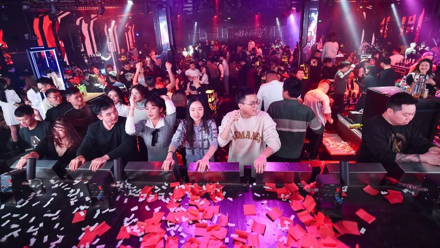 Tahun baru 2023 di Wuhan, Cina, dirayakan di tengah lonjakan kasus Covid-19 setelah kebijakan pembatasan ketat Nol-Covid dicabut pemerintah Cina. (REUTERS/FLORENCE LO)