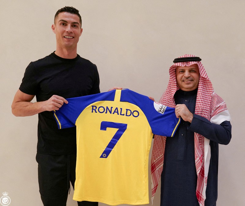 Penggemar Al-Nassr sudah mengantri untuk mendapatkan kaos No 7 Cristiano Ronaldo setelah kepindahannya yang menggiurkan ke klub Arab Saudi. (REUTERS/MOHAMMED BENMANSOUR) Penggemar Al-Nassr sudah mengantri untuk mendapatkan kaos No 7 Cristiano Ronaldo setelah kepindahannya yang menggiurkan ke klub Arab Saudi. (REUTERS/MOHAMMED BENMANSOUR)