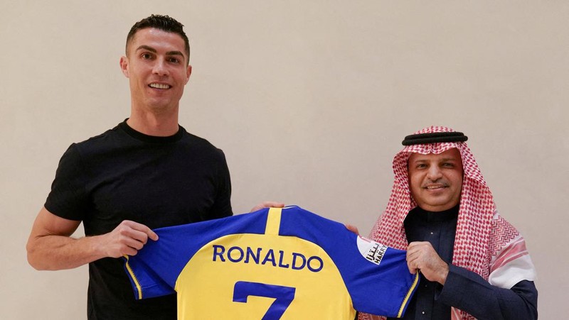 Penggemar Al-Nassr sudah mengantri untuk mendapatkan kaos No 7 Cristiano Ronaldo setelah kepindahannya yang menggiurkan ke klub Arab Saudi. (REUTERS/MOHAMMED BENMANSOUR)