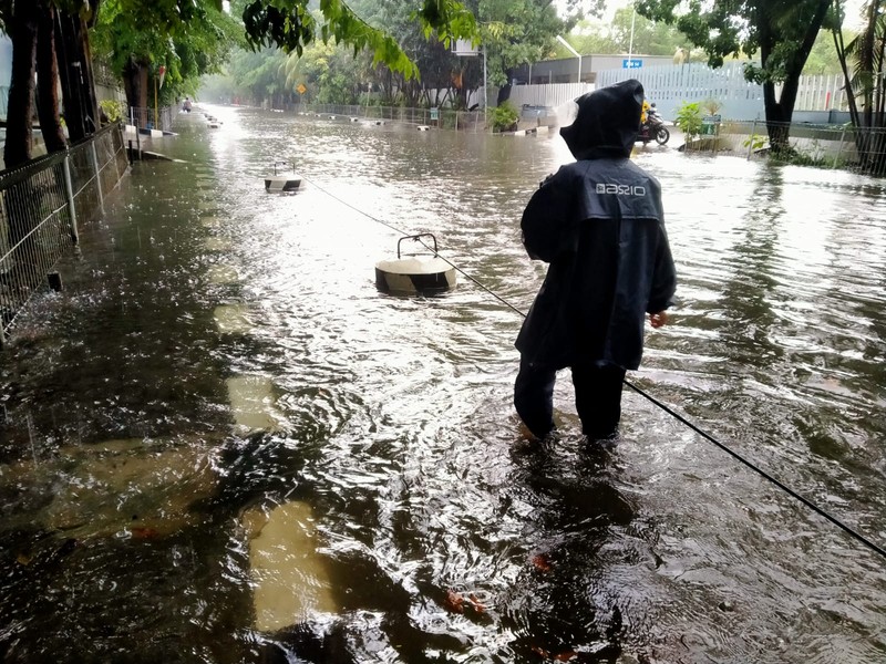 Pengendara sepeda motor terjebak banjir di Kawasan Industri Gaya Motor, Sunter, Jakarta, Minggu (1/1/2022). Ist