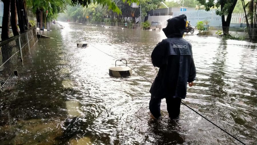 Pengendara sepeda motor terjebak banjir di Kawasan Industri Gaya Motor, Sunter, Jakarta, Minggu (1/1/2022). Ist