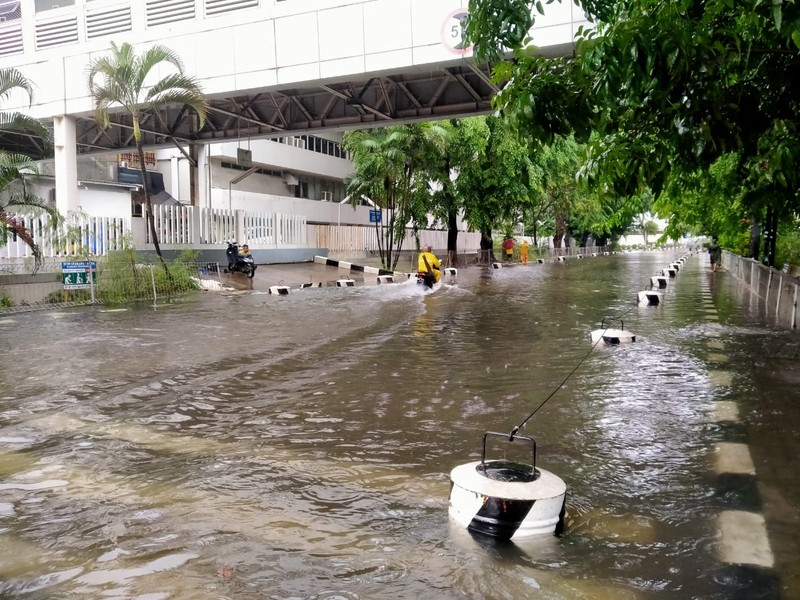 Pengendara sepeda motor terjebak banjir di Kawasan Industri Gaya Motor, Sunter, Jakarta, Minggu (1/1/2022). Ist Pengendara sepeda motor terjebak banjir di Kawasan Industri Gaya Motor, Sunter, Jakarta, Minggu (1/1/2022). Ist