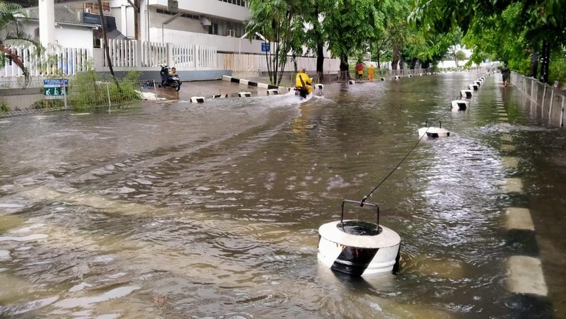Pengendara sepeda motor terjebak banjir di Kawasan Industri Gaya Motor, Sunter, Jakarta, Minggu (1/1/2022). Ist