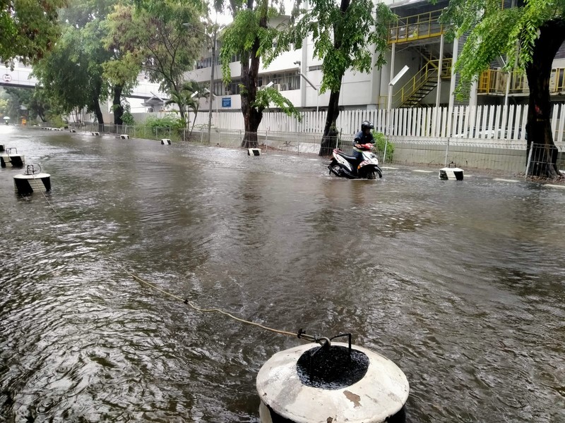 Pengendara sepeda motor terjebak banjir di Kawasan Industri Gaya Motor, Sunter, Jakarta, Minggu (1/1/2022). Ist