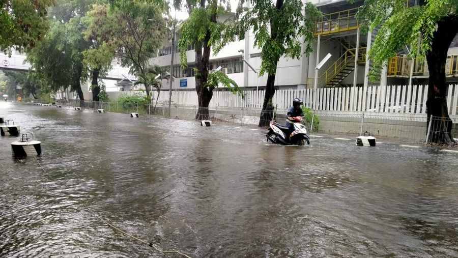 Pengendara sepeda motor terjebak banjir di Kawasan Industri Gaya Motor, Sunter, Jakarta, Minggu (1/1/2022). Ist
