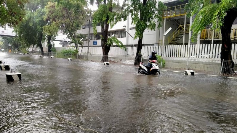 Pengendara sepeda motor terjebak banjir di Kawasan Industri Gaya Motor, Sunter, Jakarta, Minggu (1/1/2022). Ist