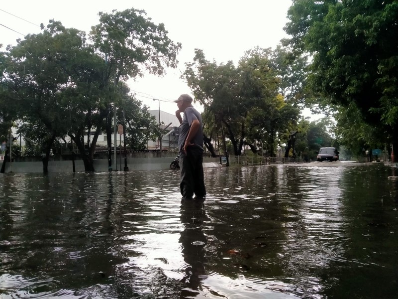 Pengendara sepeda motor terjebak banjir di Kawasan Industri Gaya Motor, Sunter, Jakarta, Minggu (1/1/2022). Ist
