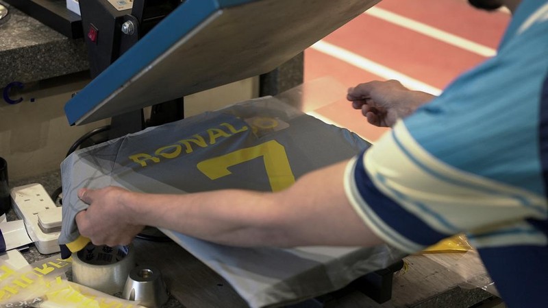 Penggemar Al-Nassr sudah mengantri untuk mendapatkan kaos No 7 Cristiano Ronaldo setelah kepindahannya yang menggiurkan ke klub Arab Saudi. (REUTERS/MOHAMMED BENMANSOUR)