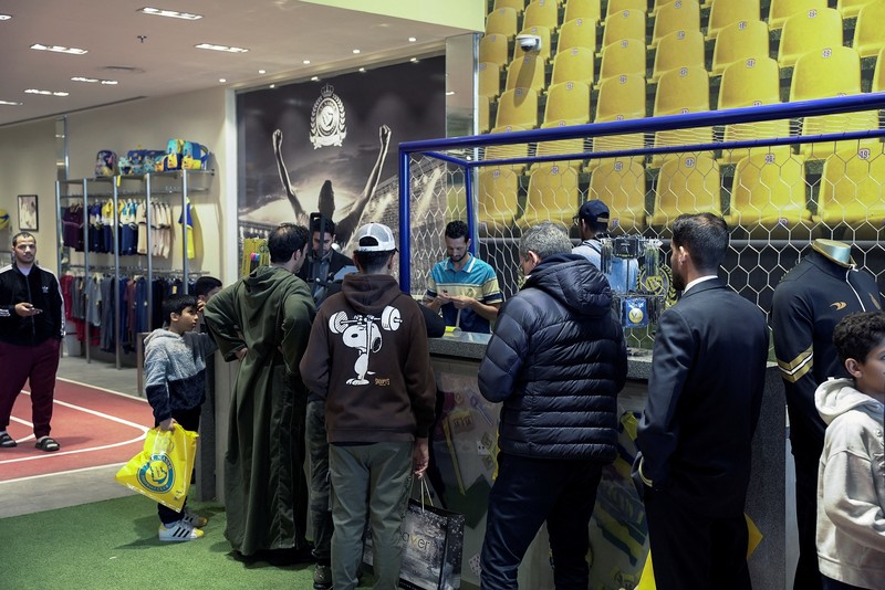 Penggemar Al-Nassr sudah mengantri untuk mendapatkan kaos No 7 Cristiano Ronaldo setelah kepindahannya yang menggiurkan ke klub Arab Saudi. (REUTERS/MOHAMMED BENMANSOUR)