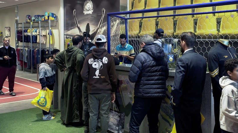 Penggemar Al-Nassr sudah mengantri untuk mendapatkan kaos No 7 Cristiano Ronaldo setelah kepindahannya yang menggiurkan ke klub Arab Saudi. (REUTERS/MOHAMMED BENMANSOUR)