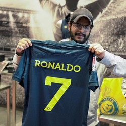 Penampakan Warga Arab Saudi Berebut Kaos Ronaldo, Rela Antre!