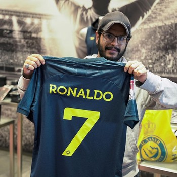 Penampakan Warga Arab Saudi Berebut Kaos Ronaldo, Rela Antre!
