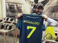 Penampakan Warga Arab Saudi Berebut Kaos Ronaldo, Rela Antre!