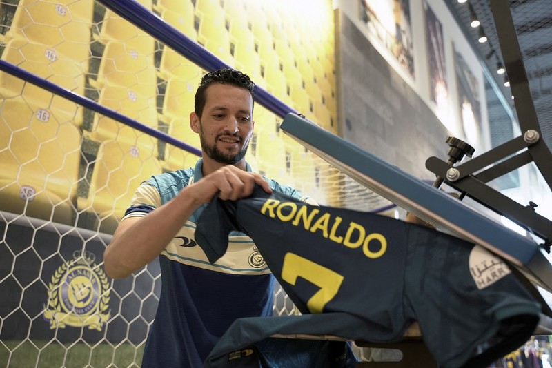 Penggemar Al-Nassr sudah mengantri untuk mendapatkan kaos No 7 Cristiano Ronaldo setelah kepindahannya yang menggiurkan ke klub Arab Saudi. (REUTERS/MOHAMMED BENMANSOUR) Penggemar Al-Nassr sudah mengantri untuk mendapatkan kaos No 7 Cristiano Ronaldo setelah kepindahannya yang menggiurkan ke klub Arab Saudi. (REUTERS/MOHAMMED BENMANSOUR)