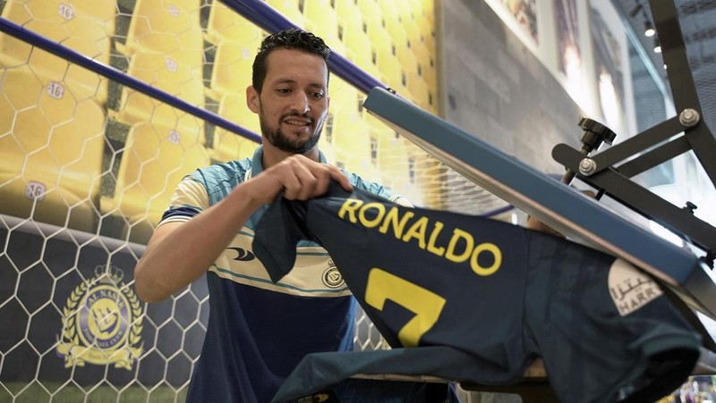 Penggemar Al-Nassr sudah mengantri untuk mendapatkan kaos No 7 Cristiano Ronaldo setelah kepindahannya yang menggiurkan ke klub Arab Saudi. (REUTERS/MOHAMMED BENMANSOUR)