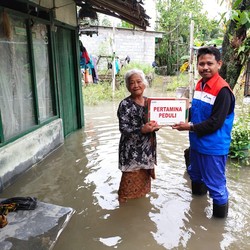 Pertamina Bagikan Sembako & Gas ke Korban Banjir di Semarang