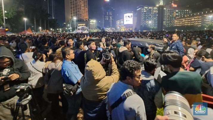 Suasana ribuan orang melihat pesta kembang api meriahkan pergantian tahun baru 2023 di Bundaran Hotel Indonesia (HI), Jakarta, Minggu (1/1/2023). (CNBC Indonesia/Muhammad Sabki) Suasana ribuan orang melihat pesta kembang api meriahkan pergantian tahun baru 2023 di Bundaran Hotel Indonesia (HI), Jakarta, Minggu (1/1/2023). (CNBC Indonesia/Muhammad Sabki)