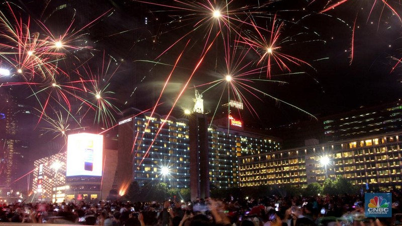 Suasana ribuan orang melihat pesta kembang api meriahkan pergantian tahun baru 2023 di Bundaran Hotel Indonesia (HI), Jakarta, Minggu (1/1/2023). (վ/Muhammad Sabki)