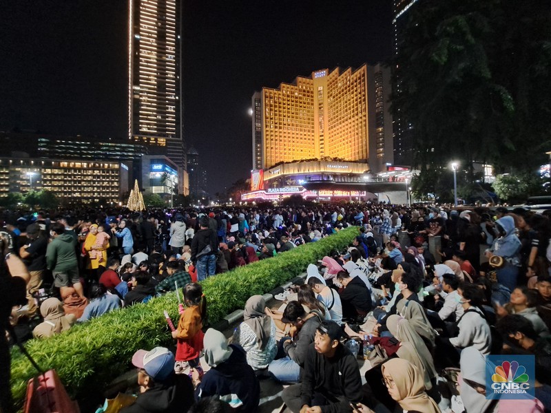 Suasana ribuan orang melihat pesta kembang api meriahkan pergantian tahun baru 2023 di Bundaran Hotel Indonesia (HI), Jakarta, Minggu (1/1/2023). (CNBC Indonesia/Muhammad Sabki) Suasana ribuan orang melihat pesta kembang api meriahkan pergantian tahun baru 2023 di Bundaran Hotel Indonesia (HI), Jakarta, Minggu (1/1/2023). (CNBC Indonesia/Muhammad Sabki)