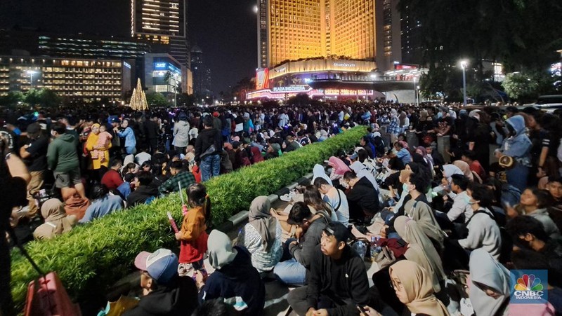 Suasana ribuan orang melihat pesta kembang api meriahkan pergantian tahun baru 2023 di Bundaran Hotel Indonesia (HI), Jakarta, Minggu (1/1/2023). (վ/Muhammad Sabki)