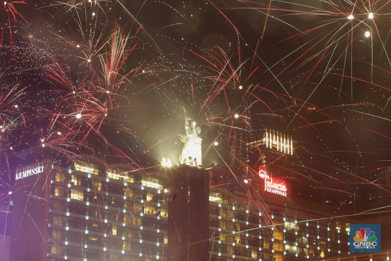 Suasana ribuan orang melihat pesta kembang api meriahkan pergantian tahun baru 2023 di Bundaran Hotel Indonesia (HI), Jakarta, Minggu (1/1/2023). (CNBC Indonesia/Muhammad Sabki) Suasana ribuan orang melihat pesta kembang api meriahkan pergantian tahun baru 2023 di Bundaran Hotel Indonesia (HI), Jakarta, Minggu (1/1/2023). (CNBC Indonesia/Muhammad Sabki)