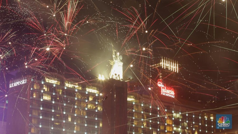 Suasana ribuan orang melihat pesta kembang api meriahkan pergantian tahun baru 2023 di Bundaran Hotel Indonesia (HI), Jakarta, Minggu (1/1/2023). (վ/Muhammad Sabki)