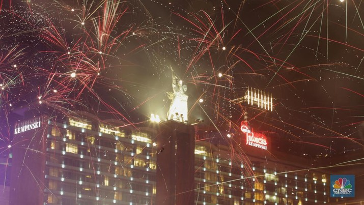 Suasana ribuan orang melihat pesta kembang api meriahkan pergantian tahun baru 2023 di Bundaran Hotel Indonesia (HI), Jakarta, Minggu (1/1/2023). (CNBC Indonesia/Muhammad Sabki) Suasana ribuan orang melihat pesta kembang api meriahkan pergantian tahun baru 2023 di Bundaran Hotel Indonesia (HI), Jakarta, Minggu (1/1/2023). (CNBC Indonesia/Muhammad Sabki)