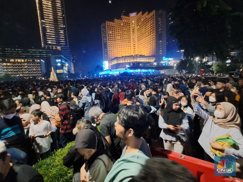 Suasana ribuan orang melihat pesta kembang api meriahkan pergantian tahun baru 2023 di Bundaran Hotel Indonesia (HI), Jakarta, Minggu (1/1/2023). (CNBC Indonesia/Muhammad Sabki) Suasana ribuan orang melihat pesta kembang api meriahkan pergantian tahun baru 2023 di Bundaran Hotel Indonesia (HI), Jakarta, Minggu (1/1/2023). (CNBC Indonesia/Muhammad Sabki)