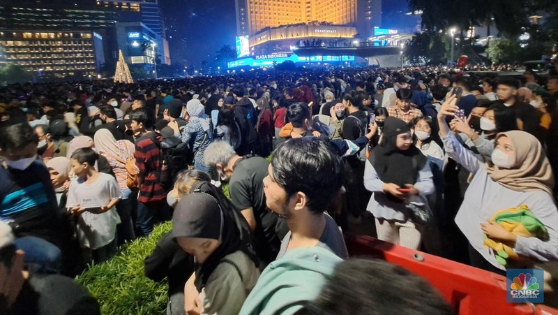 Suasana ribuan orang melihat pesta kembang api meriahkan pergantian tahun baru 2023 di Bundaran Hotel Indonesia (HI), Jakarta, Minggu (1/1/2023). (վ/Muhammad Sabki)