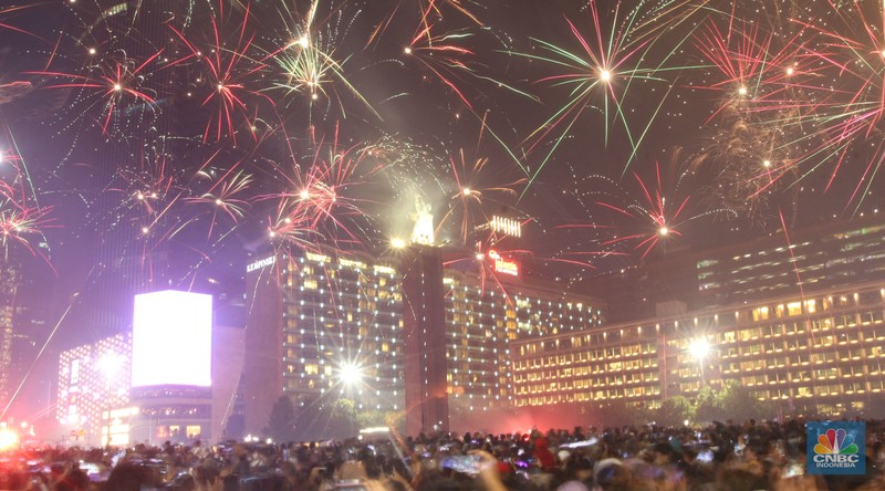 Kembang api meledak di atas Sungai Chao Phraya saat perayaan Tahun Baru, di Bangkok, Thailand, 1 Januari 2023. (REUTERS/CHALINEE THIRASUPA)