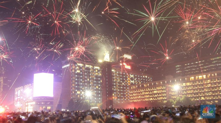 Suasana ribuan orang melihat pesta kembang api meriahkan pergantian tahun baru 2023 di Bundaran Hotel Indonesia (HI), Jakarta, Minggu (1/1/2023). (CNBC Indonesia/Muhammad Sabki)