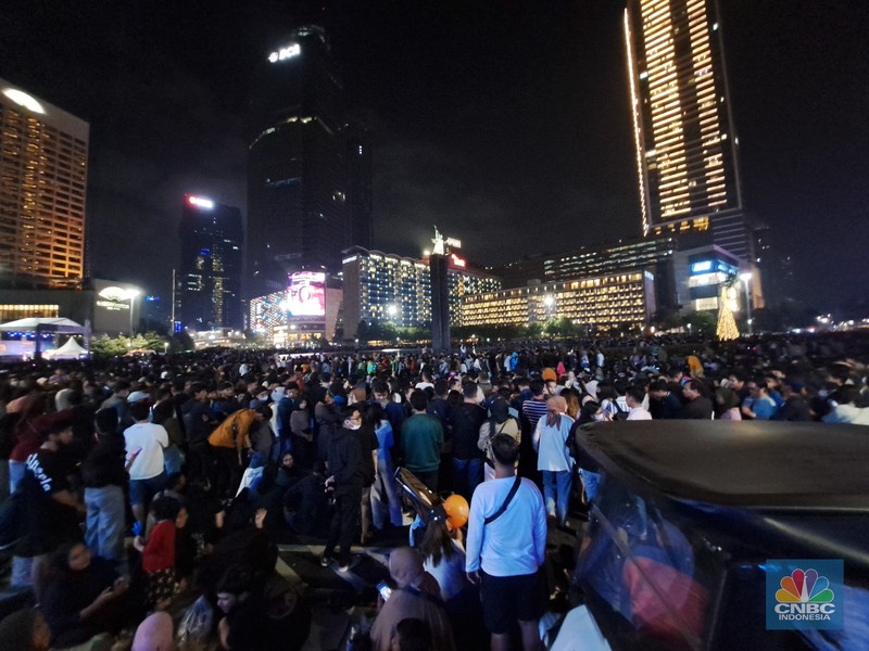 Suasana ribuan orang melihat pesta kembang api meriahkan pergantian tahun baru 2023 di Bundaran Hotel Indonesia (HI), Jakarta, Minggu (1/1/2023). (CNBC Indonesia/Muhammad Sabki) Suasana ribuan orang melihat pesta kembang api meriahkan pergantian tahun baru 2023 di Bundaran Hotel Indonesia (HI), Jakarta, Minggu (1/1/2023). (CNBC Indonesia/Muhammad Sabki)