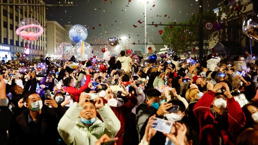 Tahun baru 2023 di Wuhan, Cina, dirayakan di tengah lonjakan kasus Covid-19 setelah kebijakan pembatasan ketat Nol-Covid dicabut pemerintah Cina. (REUTERS/TINGSHU WANG)