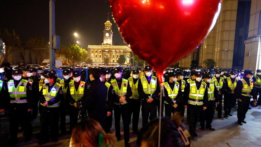 Tahun baru 2023 di Wuhan, Cina, dirayakan di tengah lonjakan kasus Covid-19 setelah kebijakan pembatasan ketat Nol-Covid dicabut pemerintah Cina. (REUTERS/FLORENCE LO)