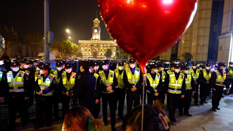 Tahun baru 2023 di Wuhan, Cina, dirayakan di tengah lonjakan kasus Covid-19 setelah kebijakan pembatasan ketat Nol-Covid dicabut pemerintah Cina. (REUTERS/FLORENCE LO)