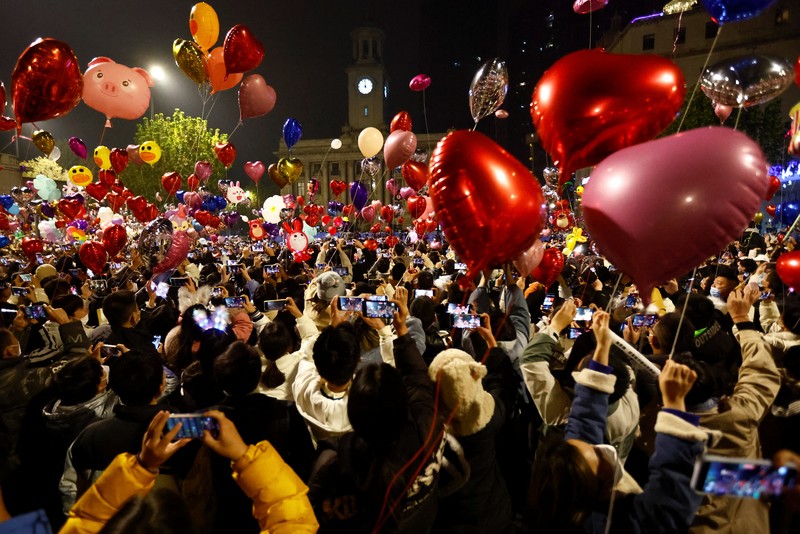 Tahun baru 2023 di Wuhan, Cina, dirayakan di tengah lonjakan kasus Covid-19 setelah kebijakan pembatasan ketat Nol-Covid dicabut pemerintah Cina. (REUTERS/FLORENCE LO) Tahun baru 2023 di Wuhan, Cina, dirayakan di tengah lonjakan kasus Covid-19 setelah kebijakan pembatasan ketat Nol-Covid dicabut pemerintah Cina. (REUTERS/FLORENCE LO)