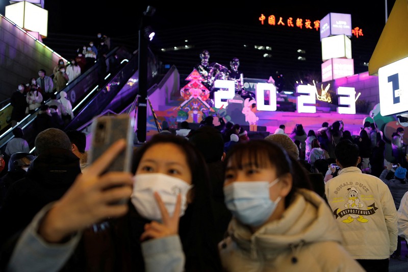 Tahun baru 2023 di Wuhan, Cina, dirayakan di tengah lonjakan kasus Covid-19 setelah kebijakan pembatasan ketat Nol-Covid dicabut pemerintah Cina. (REUTERS/FLORENCE LO)