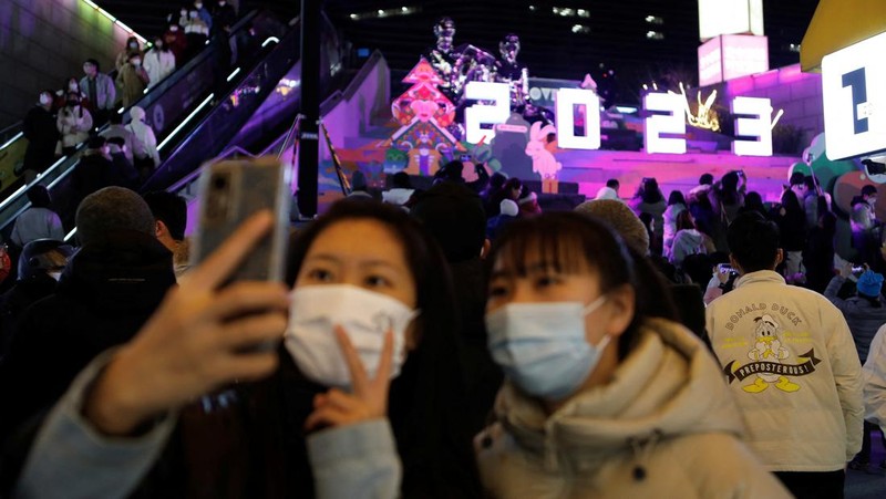 Tahun baru 2023 di Wuhan, Cina, dirayakan di tengah lonjakan kasus Covid-19 setelah kebijakan pembatasan ketat Nol-Covid dicabut pemerintah Cina. (REUTERS/FLORENCE LO)
