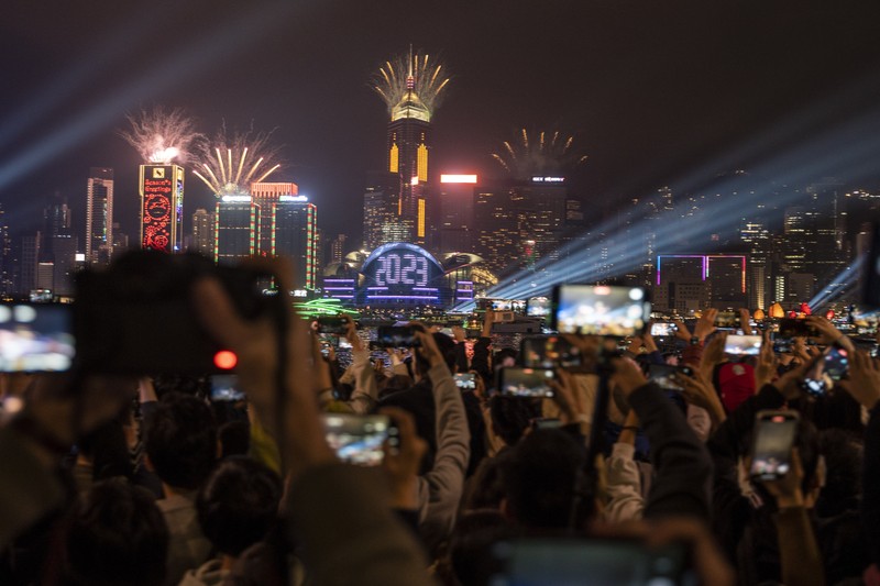 Tahun baru 2023 di Wuhan, Cina, dirayakan di tengah lonjakan kasus Covid-19 setelah kebijakan pembatasan ketat Nol-Covid dicabut pemerintah Cina. (REUTERS/FLORENCE LO) Tahun baru 2023 di Wuhan, Cina, dirayakan di tengah lonjakan kasus Covid-19 setelah kebijakan pembatasan ketat Nol-Covid dicabut pemerintah Cina. (REUTERS/FLORENCE LO)