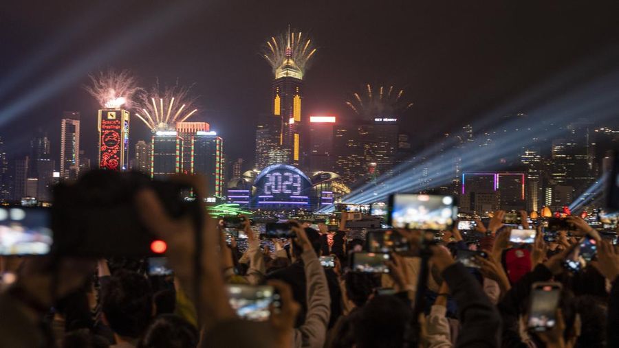 Tahun baru 2023 di Wuhan, Cina, dirayakan di tengah lonjakan kasus Covid-19 setelah kebijakan pembatasan ketat Nol-Covid dicabut pemerintah Cina. (REUTERS/FLORENCE LO)