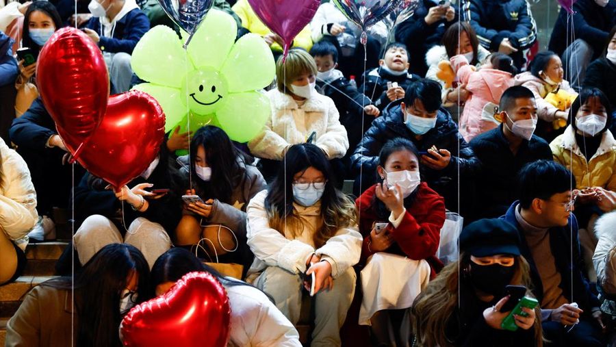 Tahun baru 2023 di Wuhan, Cina, dirayakan di tengah lonjakan kasus Covid-19 setelah kebijakan pembatasan ketat Nol-Covid dicabut pemerintah Cina. (REUTERS/TINGSHU WANG)
