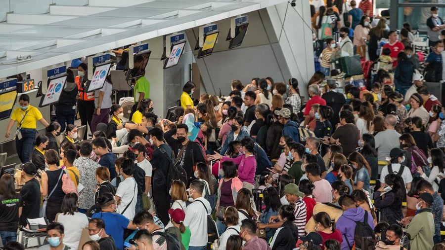 Passengers wait for information about their flights at terminal 3 of Ninoy Aquino International Airport in Pasay, Metro Manila on January 1, 2023. - Thousands of travellers were stranded at Philippine airports on January 1 after a 