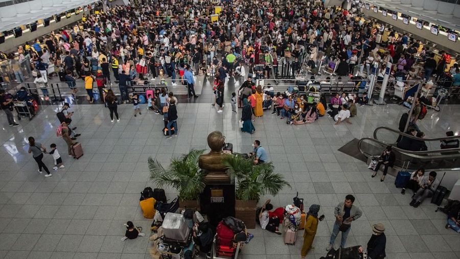 Passengers wait for information about their flights at terminal 3 of Ninoy Aquino International Airport in Pasay, Metro Manila on January 1, 2023. - Thousands of travellers were stranded at Philippine airports on January 1 after a 