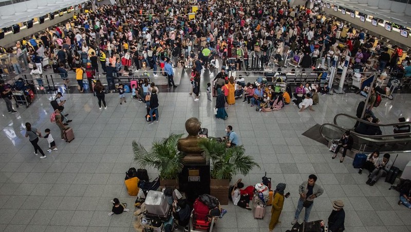 Passengers wait for information about their flights at terminal 3 of Ninoy Aquino International Airport in Pasay, Metro Manila on January 1, 2023. - Thousands of travellers were stranded at Philippine airports on January 1 after a 