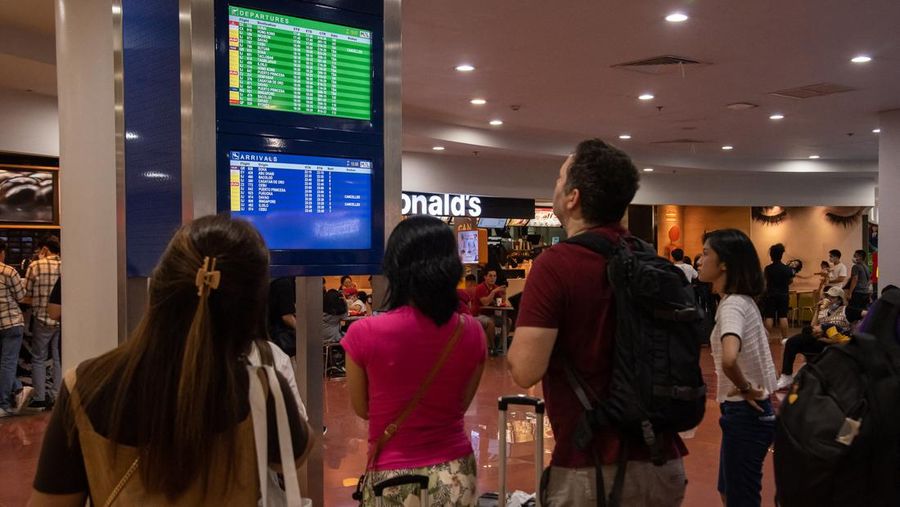 Passengers wait for information about their flights at terminal 3 of Ninoy Aquino International Airport in Pasay, Metro Manila on January 1, 2023. - Thousands of travellers were stranded at Philippine airports on January 1 after a 