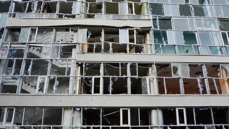 KYIV, UKRAINE - 2023/01/01: View of a destroyed residential building after a missile attack by Russia in Kyiv. Rocket attacks by Russia on December 31, 2022 in Kyiv, Ukraine. In many districts of Kyiv, a number of buildings were seriously damaged, 2 people died, and about 50 were injured. (Photo by Aleksandr Gusev/SOPA Images/LightRocket via Getty Images)